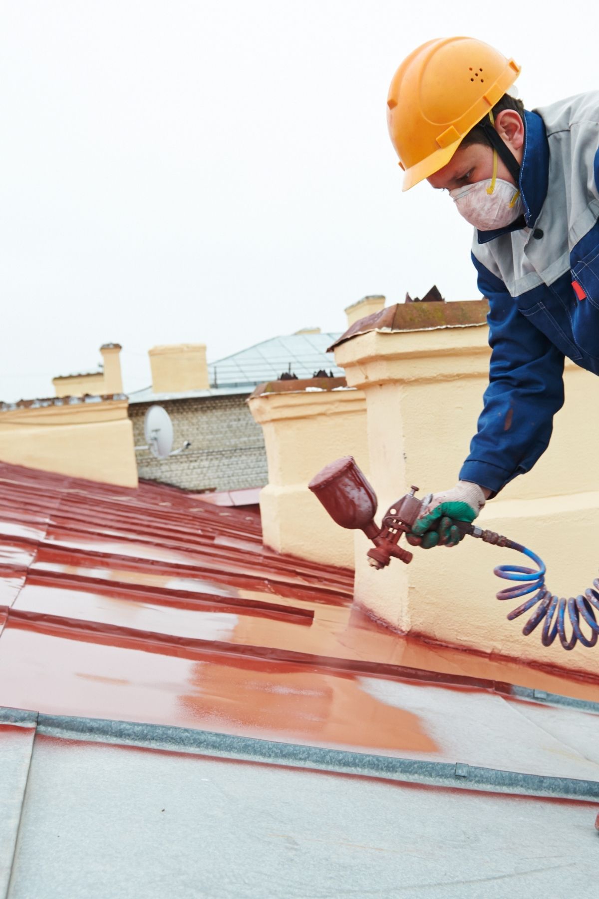 Travaux de peinture extérieure sur toit commercial à Dollard-des-Ormeaux