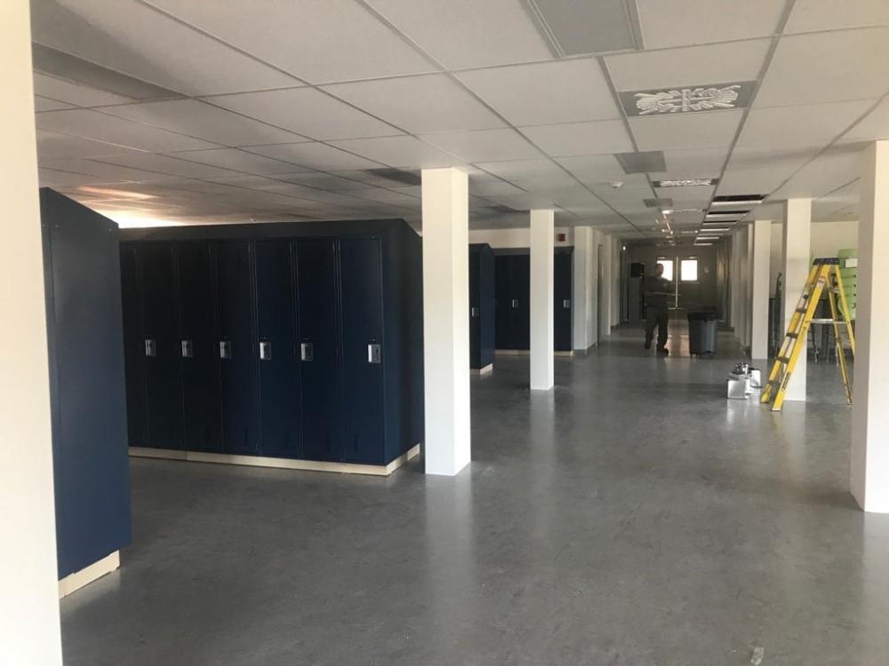 Travaux de peinture extérieure sur façade de bâtiment commercial à Saint-Georges