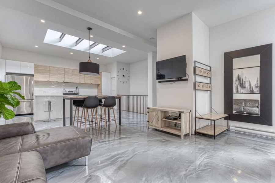 Peintre en bâtiment à Sainte-Marie appliquant une couche de peinture blanche