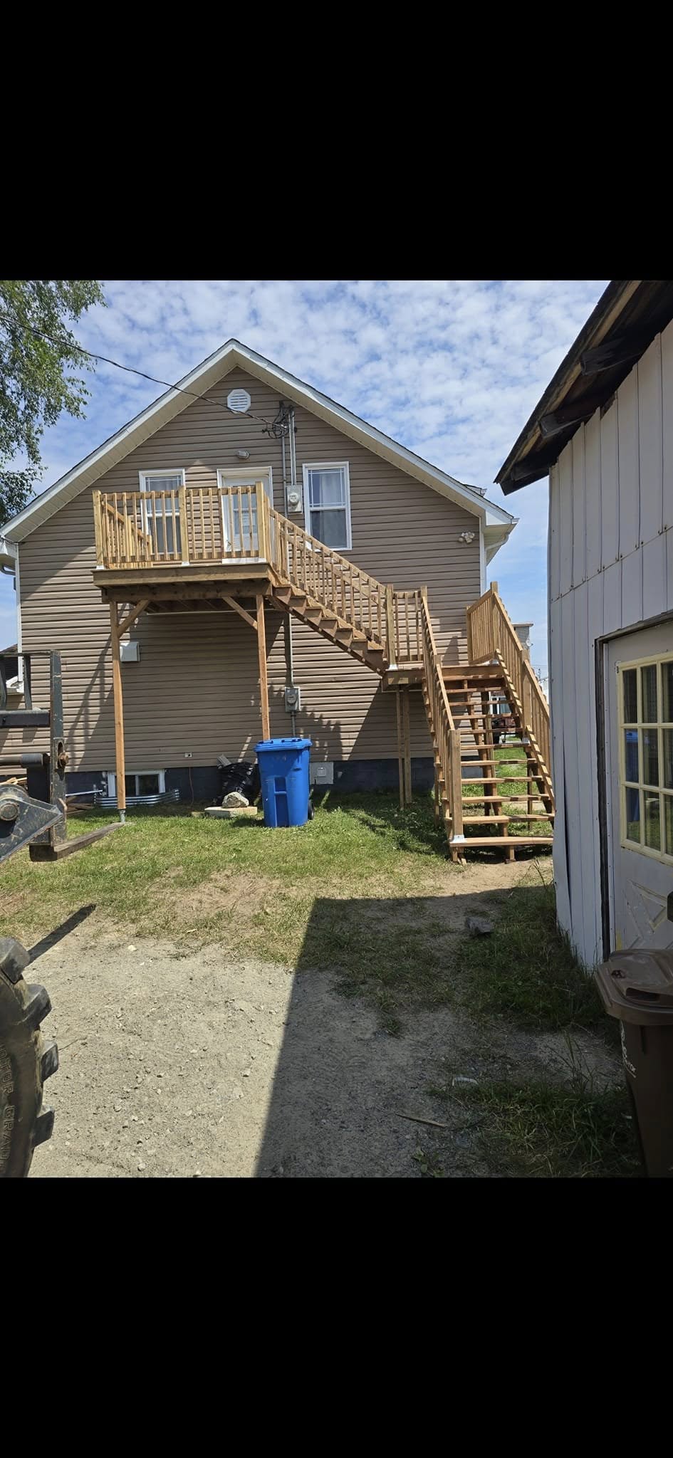 Peintre professionnel utilisant un rouleau pour peindre un mur intérieur à Val d'Or