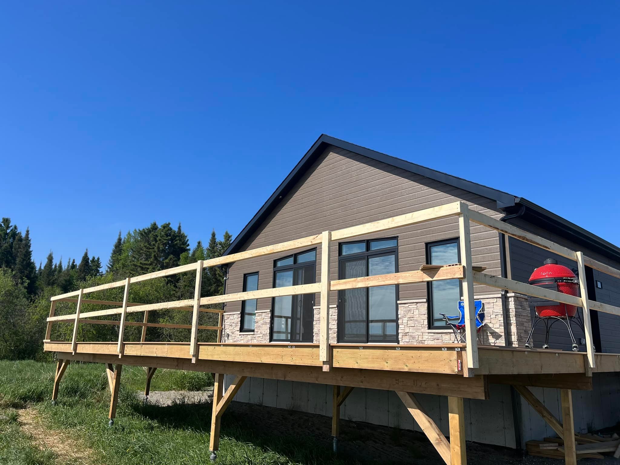 Travaux de peinture extérieure sur toit commercial à Val d'Or