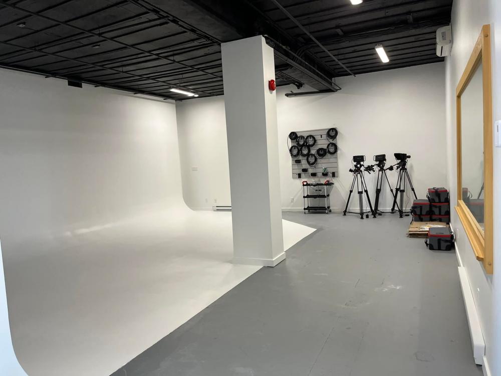 Peintre professionnel utilisant un rouleau pour peindre un mur intérieur dans Bellechasse