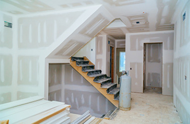 Application de peinture sur plafond par un entrepreneur peintre en Beauce